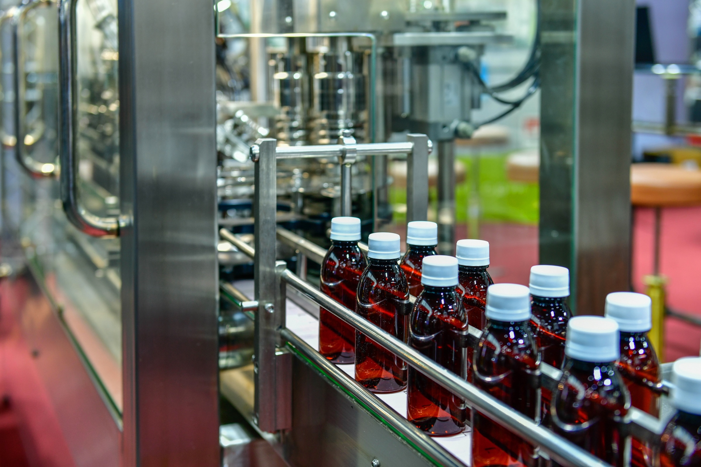 Moderne Abfüllanlage für Flaschen | Foto: Shutterstock